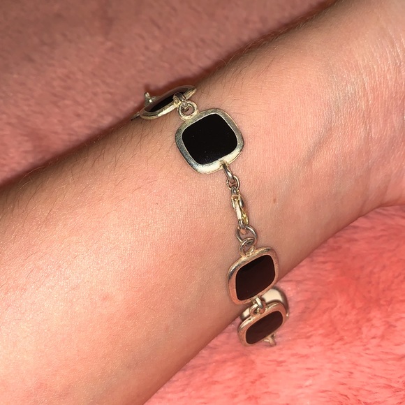 Reversible Black or White Bracelet - Picture 4 of 6